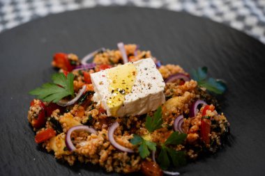 bulgur buğday salatası ve peynir.
