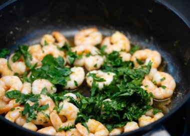 Kızarmış karides ve yeşil kuşkonmaz.