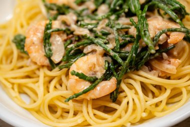 Kızarmış karides ve yeşil kuşkonmaz.