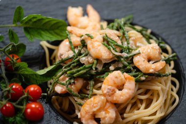 Kızarmış karides ve yeşil kuşkonmaz.