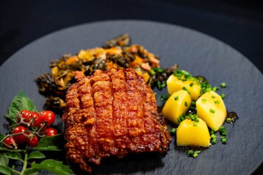 Savoy lahanalı çıtır Pork Royal.