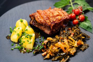 Savoy lahanalı çıtır Pork Royal.