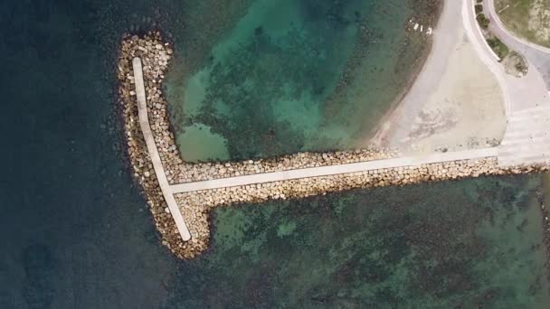 Scatto Aereo Con Drone Sulla Spiaggia Pietre Geometria — Video Stock