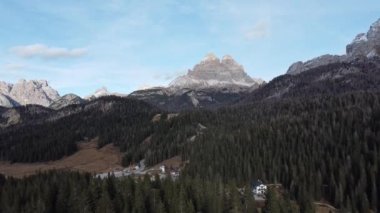 İHA ile Antorno Gölü 'nün hava görüntüsü, Unesco Dolomites