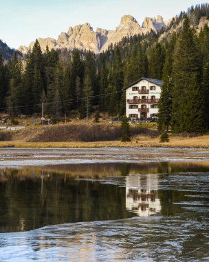 Miralago 'daki Misurina Gölü' nde bir otel..