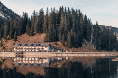 Misurina Gölü 'nün kardan önceki fotoğrafı.