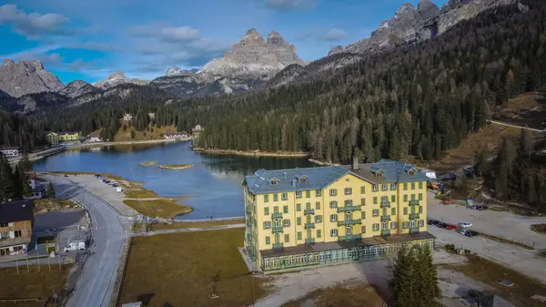 Misurina Gölü, Asma Hastanesi, Dolomitler ve Lavaredo manzaralı.