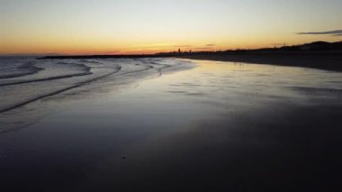 Eraclea sahilinin kumlu, dalgalı ve taşlı görüntüsü, Veneto.