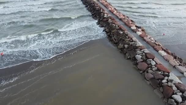 Luftaufnahme Des Strandes Von Eraclea Mit Sand Wellen Und Steinen — Stockvideo