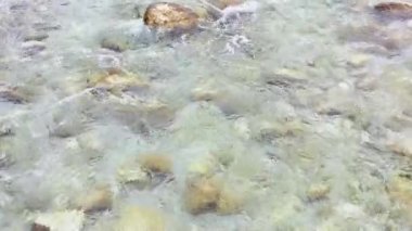 Val Resia 'da dağ manzaralı nehir