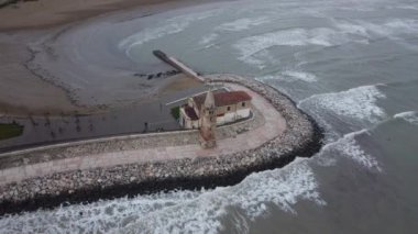 Caorle 'ün çan kulesi, Veneto bölgesindeki bir kilisenin havadan görüntüsü.
