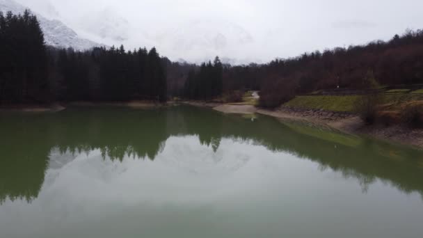 Widok Lotu Ptaka Jezioro Barcis Góry Śniegiem Mgłą Szmaragdowe Jezioro — Wideo stockowe