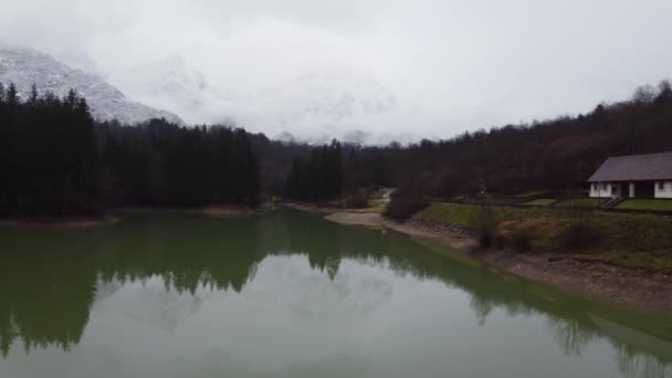 Letecký Pohled Jezero Barcis Hory Sněhem Mlhou Smaragdové Jezero Podzimní — Stock video