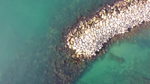 Drone Ansicht Von Ruhigen Meereswellen Mit Felsen Und Kristallklarem Smaragdwasser — Stockvideo