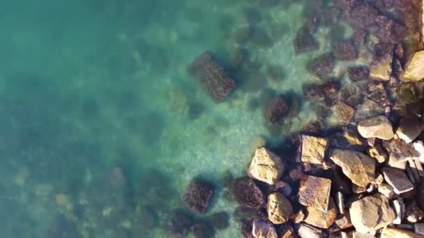 Top Drone Vista Calme Onde Del Mare Con Rocce Acqua — Video Stock