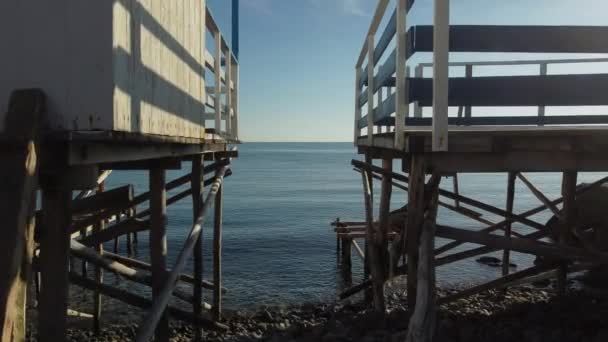 Widok Lotu Ptaka Drewniane Domy Położone Złotej Plaży Morza Tyrreńskiego — Wideo stockowe