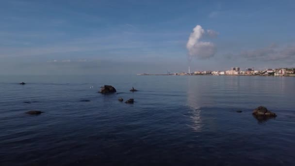 Civitavecchia石炭発電所 大気汚染は 結晶性の海に表示されます 海の上の無人機とのトップビュー — ストック動画