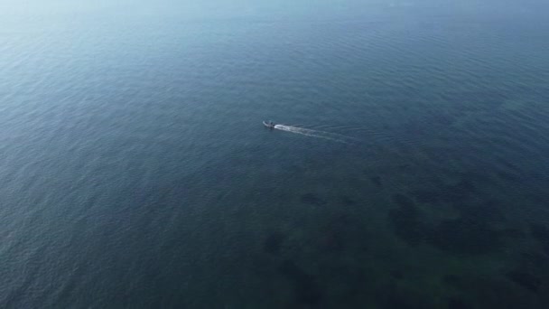 Samotna Łódź Płynąca Morzu Śródziemnym Wiatrem Twarzy Bez Celu Krystalicznie — Wideo stockowe