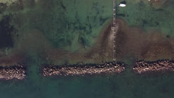 Najlepszy Widok Drona Spokojne Fale Morskie Kamieniami Krystalicznie Czystej Wody — Wideo stockowe