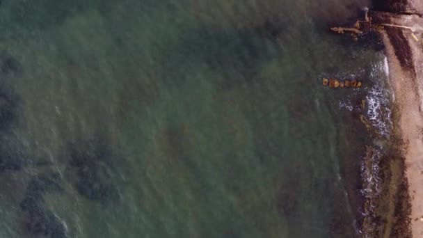 Drone Skott Skummande Havsvågor Kraschar Den Guldfärgade Strandlinjen Grovt Hav — Stockvideo