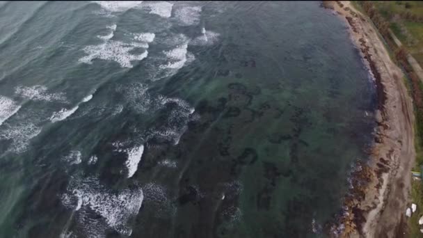 Drone Colpo Onde Marine Schiumose Che Schiantano Sulla Costa Color — Video Stock