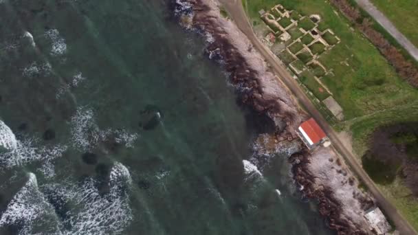 Drone Shot Van Schuimige Zee Golven Crashen Goudkleurige Kustlijn Ruwe — Stockvideo