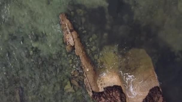 Drone Blick Auf Raue Meereswellen Mit Felsen Und Kristallklarem Smaragdwasser — Stockvideo