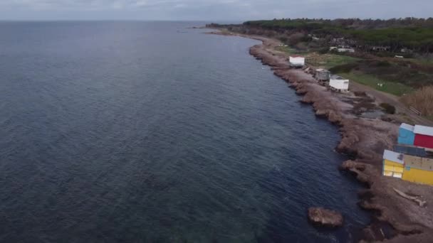 Drone Skott Skummande Havsvågor Kraschar Den Guldfärgade Strandlinjen Grovt Hav — Stockvideo