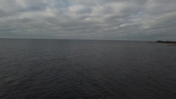 Panoramica Con Drone Uomo Che Pratica Windsurf Nel Limpido Mar — Video Stock