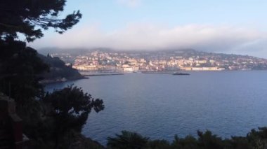 Gündoğumunda Toskana İtalya 'nın Porto Santo Stefano kasabasının en iyi manzarası. Limanda tekneler, balıkçı tekneleri, zümrüt kıyıları ve şehirler var. Kayalar ve martılar