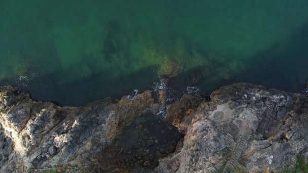 Vista Superior Del Dron Las Olas Mar Agitadas Con Rocas — Vídeos de Stock
