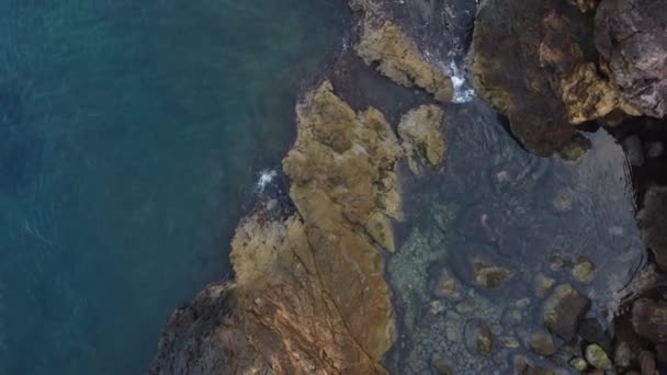 托斯卡纳拥有岩石和水晶清澈翡翠水的汹涌海浪的顶级无人机图像 — 图库视频影像