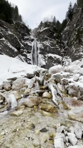 Shot Frozen Waterfall Snow Chunks Ice Side Dish Candid White — Video Stock