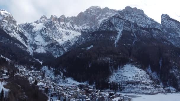 Aerial Shot Frozen Lake Alleghe Houses Snowy Town Snow Roofs — Vídeos de Stock