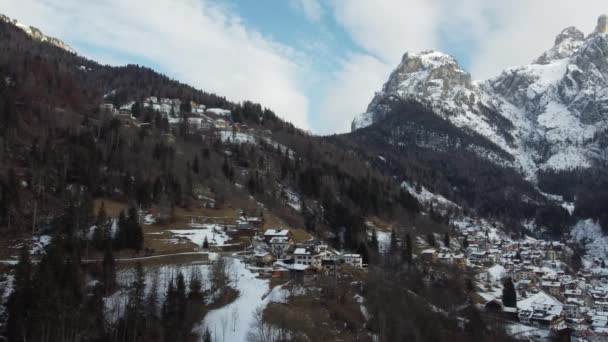 Aerial Shot Frozen Lake Alleghe Houses Snowy Town Snow Roofs — Αρχείο Βίντεο