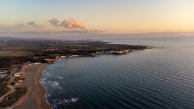 Civitavecchia kömür santrali, kristal denizde görülebilen hava kirliliği. Denizdeki drone 'un üst görüntüsü
