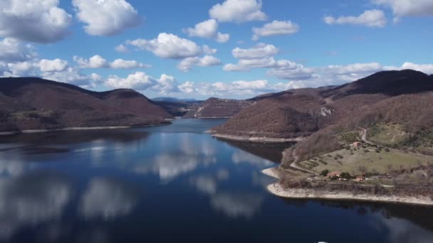 Panoramatický Výhled Jezero Turano Jezero Smaragdovou Vodou Zimní Krajina Okrasným — Stock video