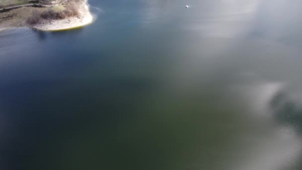Panoramatický Výhled Jezero Turano Jezero Smaragdovou Vodou Zimní Krajina Okrasným — Stock video