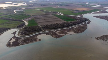 Brüksel lagününün hava manzarası, Veneto. Kristal berrak ve zümrüt su. Kıvrımlı ve dairesel şekiller. Göl manzarası..