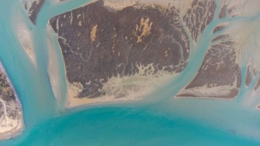 Brüksel lagününün hava manzarası, Veneto. Kristal berrak ve zümrüt su. Eğri ve dairesel şekiller.