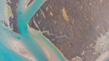 Brüksel lagününün hava manzarası, Veneto. Kristal berrak ve zümrüt su. Eğri ve dairesel şekiller.