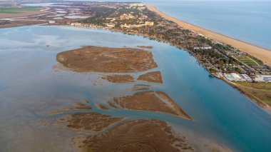 Brüksel lagününün hava manzarası, Veneto. Kristal berrak ve zümrüt su. Eğri ve dairesel şekiller.