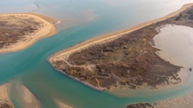 Brüksel lagününün hava manzarası, Veneto. Kristal berrak ve zümrüt su. Eğri ve dairesel şekiller.