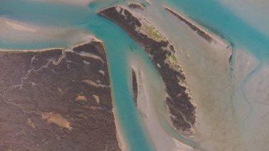 Brüksel lagününün hava manzarası, Veneto. Kristal berrak ve zümrüt su. Eğri ve dairesel şekiller.