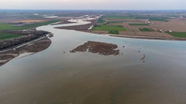 Brüksel lagününün hava manzarası, Veneto. Kristal berrak ve zümrüt su. Kıvrımlı ve dairesel şekiller. Göl manzarası..
