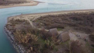 Brüksel lagününün hava manzarası, Veneto. Kristal berrak ve zümrüt su. Eğri ve dairesel şekiller.
