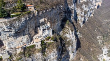 Dağlarda panorama, Madonna della Corona 'nın mabedi. Yeşil ağaçlar ve çayırlar.