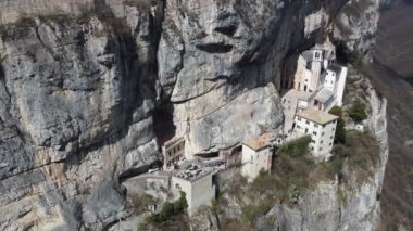 Dağlarda panorama, Madonna della Corona 'nın mabedi. Yeşil ağaçlar ve çayırlar.