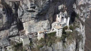 Dağlarda panorama, Madonna della Corona 'nın mabedi. Yeşil ağaçlar ve çayırlar.