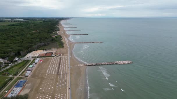 Mare Netedă Plajă Pietre Plumb Primăvara Târzie Cerul Înnorat Ploaia — Videoclip de stoc